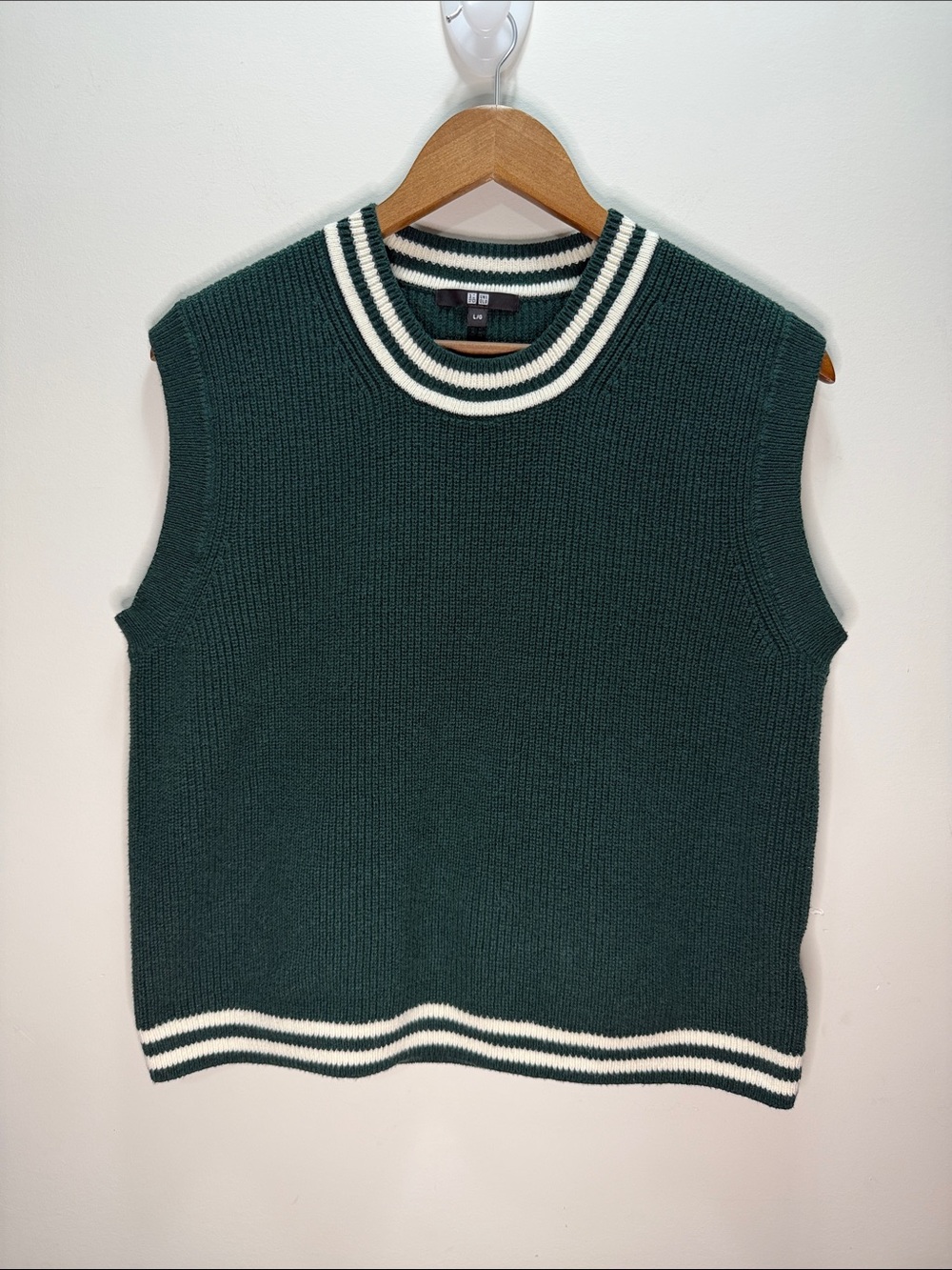 Uniqlo Sleeveless Crew-Neck Knitted Vest in Dark Green with Cream Trim Size L